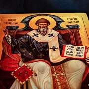 На память: Спиридон Тримифунтский на троне. Икона дерево — фотография 5