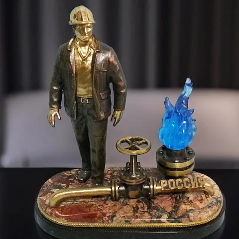 Бронзовый сувенир «Работник российской газовой промышленности» с яшмой и долеритом — оригинальный подарок