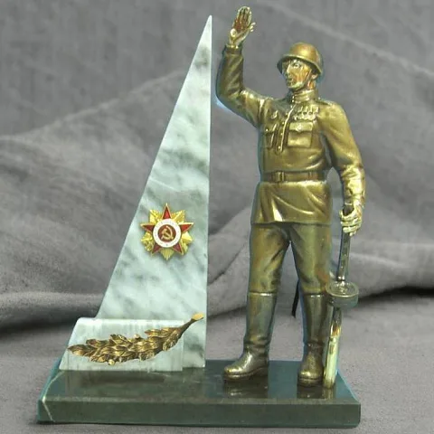 На память: Бронзовая фигурка «Слава Победителю»