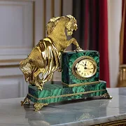 Часы «Конь с попоной» из малахита — оригинальный подарок — фотография 1