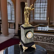 Подарочные настольные часы «Фемида» из жадеита и долерита — фотография 1