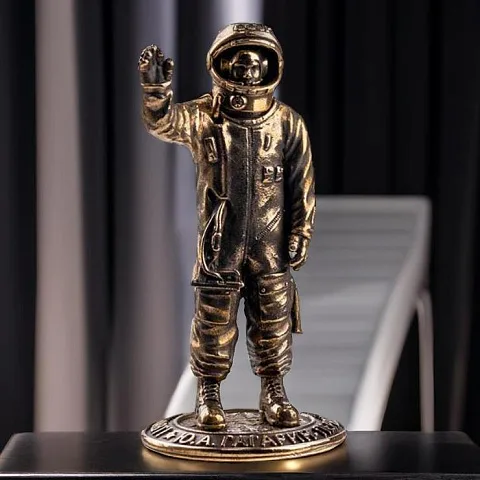 Статуэтка «Гагарин Ю.А.» из бронзы с патиной — оригинальный подарок