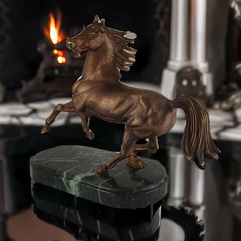 Бронзовая скульптура «Вздыбленный конь» со змеевиком — красивый подарок