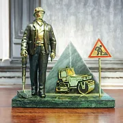 В подарок: Бронзовый сувенир «Работник ДРСУ 1» — фотография 1