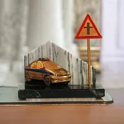 На память: Сувенир «ДПС» из бронзы на каменном основании — фотография 1