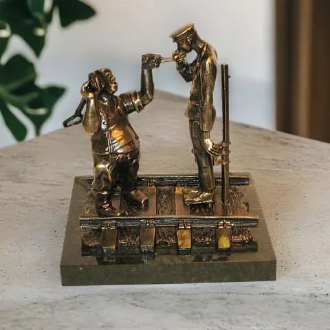 На память: Статуэтка «Железнодорожные рабочие»