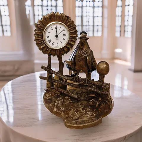 На память: Бронзовые часы с петухом на заборе