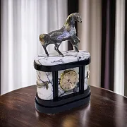 Каминные часы «Конь» из мрамора и долерита — необычный подарок — фотография 1