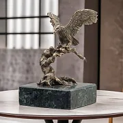 На память: Статуэтка «Орел на коряге» на змеевике — фотография 1
