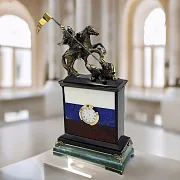 Настольные часы «Георгий Победоносец» с российским флагом — красивый подарок — фотография 1
